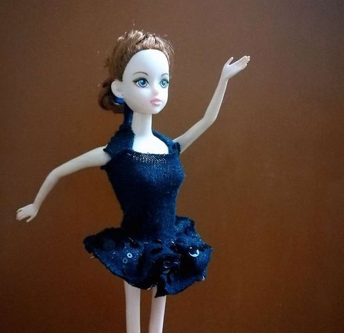 自己动手给可爱的芭比娃娃做芭蕾舞服