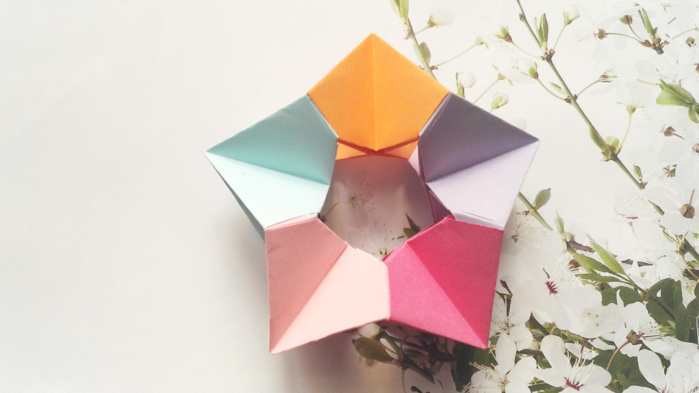 手工折纸教程 一款创意简单的五彩折纸五角星