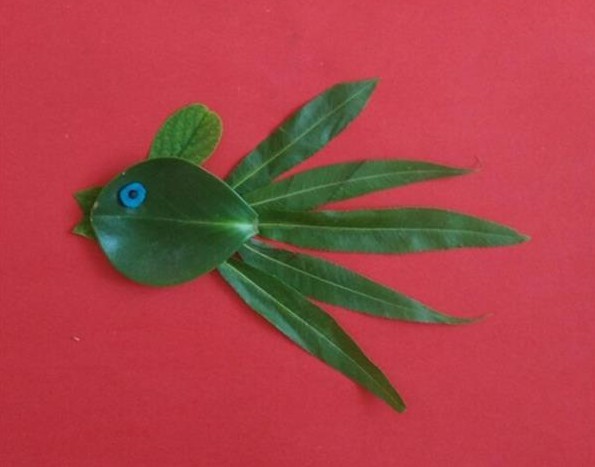 幼儿园手工贴画 用树叶拼贴可爱的小鱼