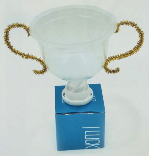 果冻盒加瓶盖制作一个漂亮的奖杯 自制DIY奖杯