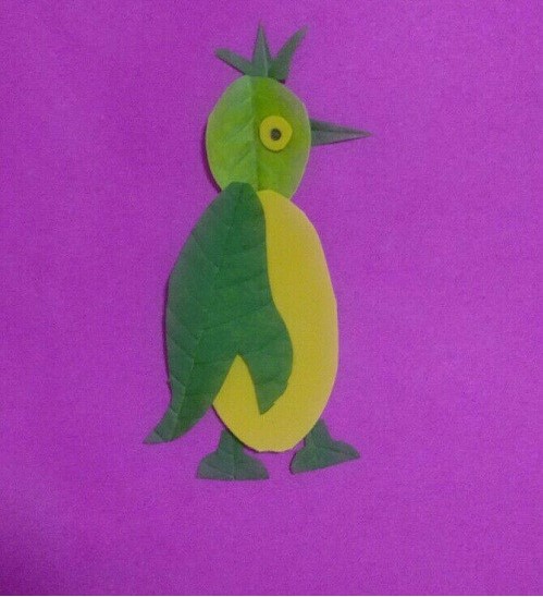 幼儿园树叶粘贴画作品 漫步的啄木鸟的制作方法