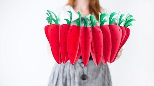 手工DIY 漂亮的草莓花环制作教程