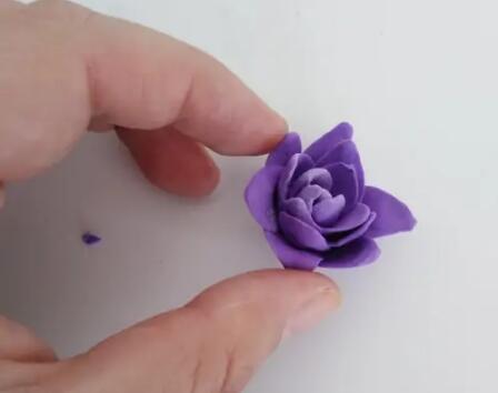 用超轻粘土制作简单的紫色花朵