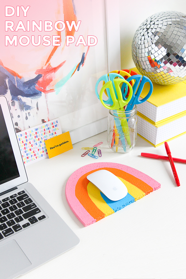 只需两个简单的步骤，即可为您的办公桌制作DIY彩虹鼠标垫！