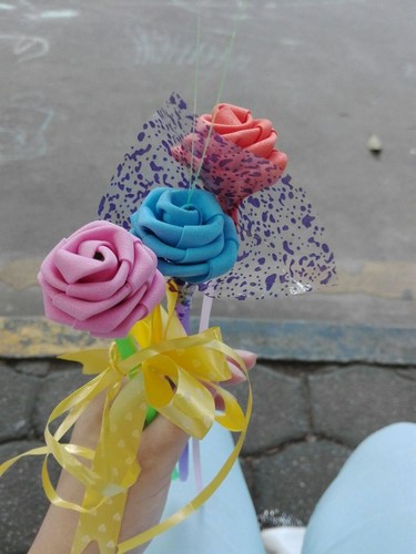 创意花卉折纸教程 教你用海绵纸来折叠漂亮的玫瑰花
