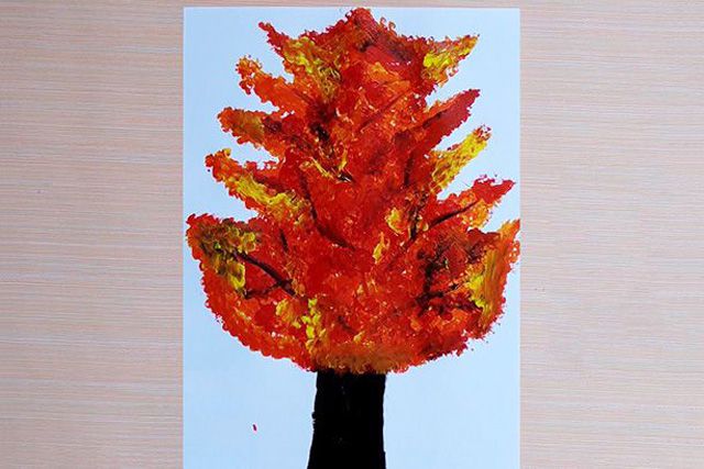 儿童画秋天的景色：棉签印画秋天的大树(步骤图解)8