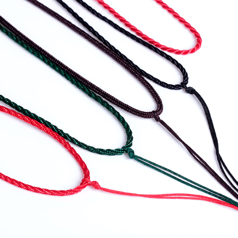 一款简单的红绳项链编法 戴红绳有什么寓意