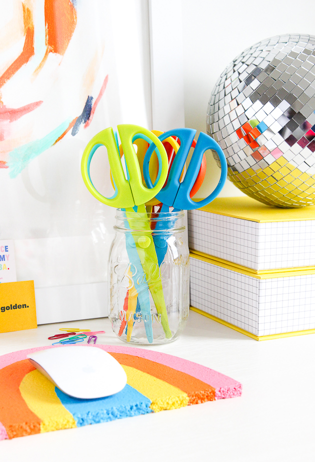 只需两个简单的步骤，即可为您的办公桌制作DIY彩虹鼠标垫！