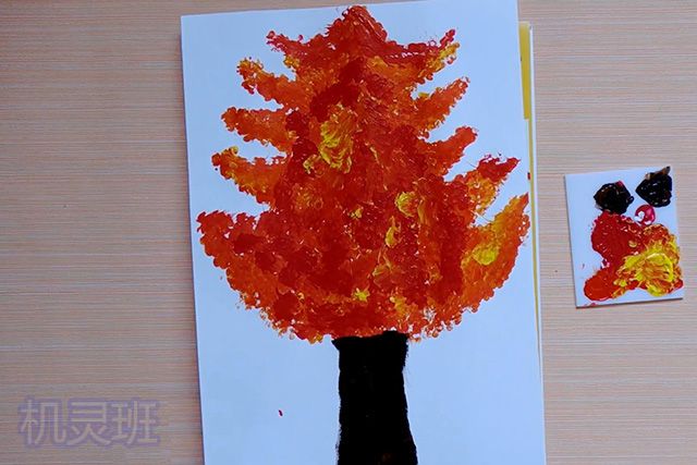 儿童画秋天的景色：棉签印画秋天的大树(步骤图解)5