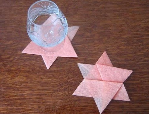 简单的餐巾纸折花技法 用纸巾折叠漂亮的杯垫教程