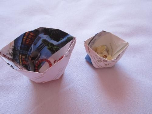 巧用废纸折一次性饭桌垃圾盒 小小垃圾桶折纸方法图解