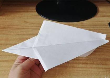 折纸飞机自动放飞怎么做 世界上第一名的纸飞机怎么折