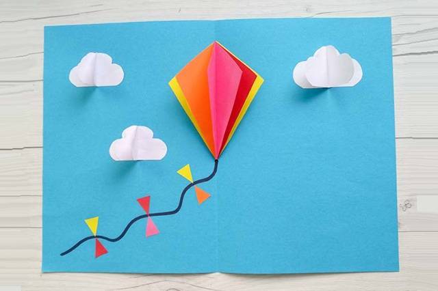 大班手工：剪纸贴一幅儿童风筝卡片画