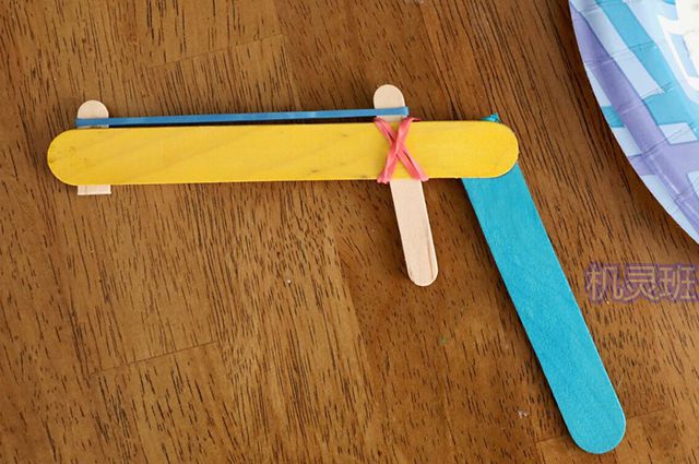 亲子手工自制玩具：怎么简单制作冰棍棒皮筋枪(步骤图解)４