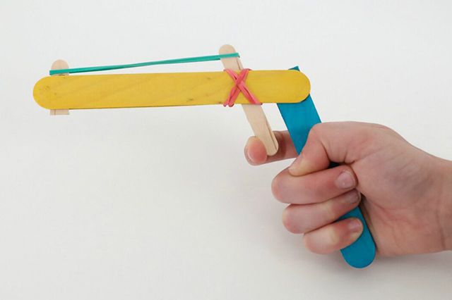 亲子手工自制玩具：怎么简单制作冰棍棒皮筋枪(步骤图解)６