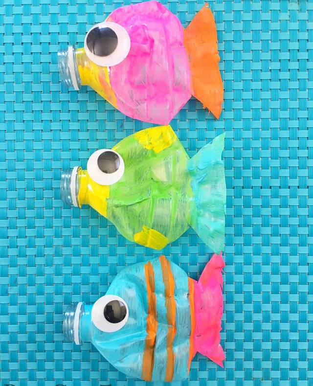 小矿泉水瓶制作手工鱼的步骤和方法5，这下完成了，这些颜色鲜艳的小鱼，挂在浴室里面，小朋友说不定就更爱洗澡了。