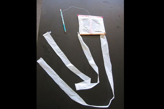 塑料袋废物利用做个简单的风筝(步骤图解)1