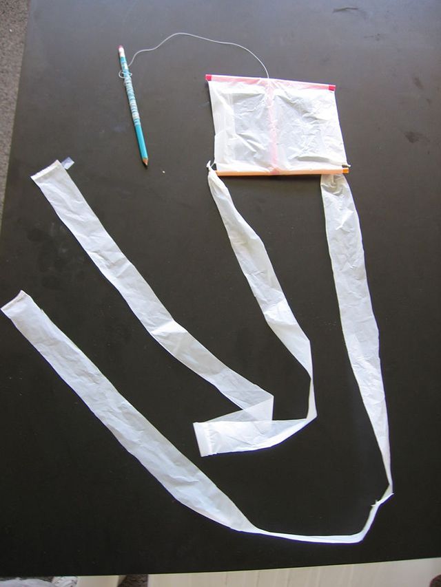 塑料袋废物利用做个简单的风筝(步骤图解)15