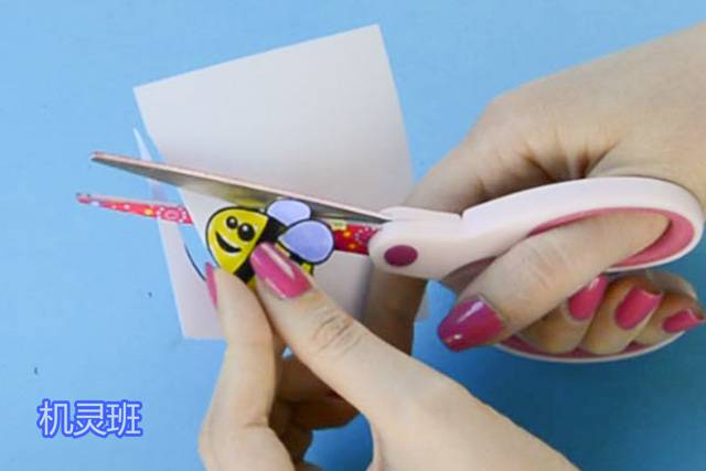 母亲节手工心形花朵贺卡制作步骤9，用马克笔或者蜡笔给密封涂上颜色后剪出来。