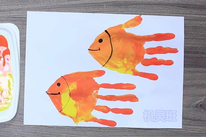 幼儿园创意画动物：手印画金鱼(步骤图解)５