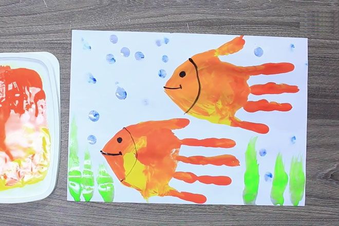 幼儿园创意画动物：手印画金鱼(步骤图解)６