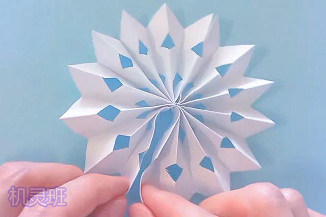 幼儿冬季手工：A4纸剪纸立体雪花(步骤图解)11