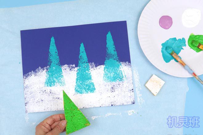 幼儿画冬季：海绵印画积雪下的冬季大树(步骤图解)3