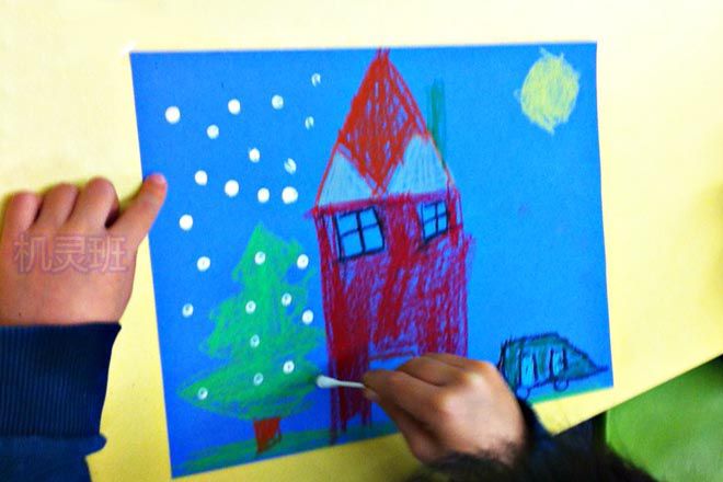幼儿画冬季：油画棒和棉签点画雪中房子(步骤图解)3