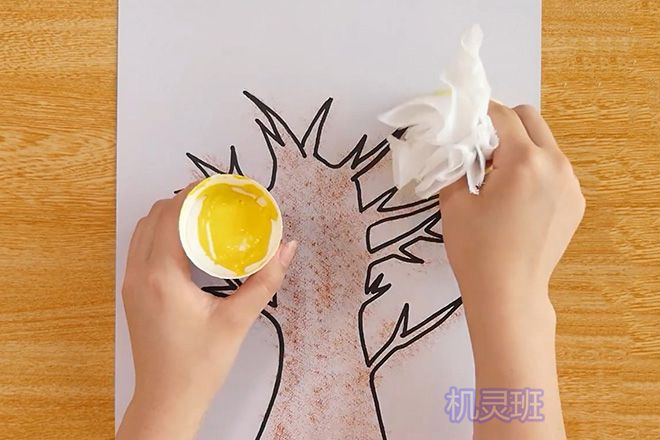 幼儿园小班拓印画：怎么用纱布印画秋天的树(步骤图解)5