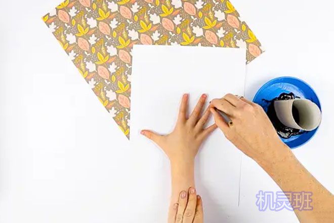 幼儿拓印画：怎么用卫生纸卷印画秋天大树(步骤图解)