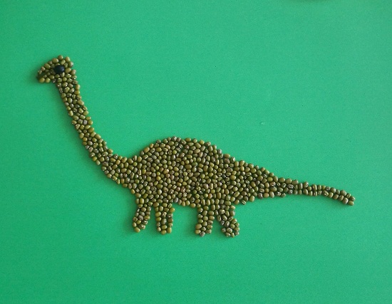 儿童手工制作豆子粘贴画 用豆子DIY创意粘贴可爱的小恐龙