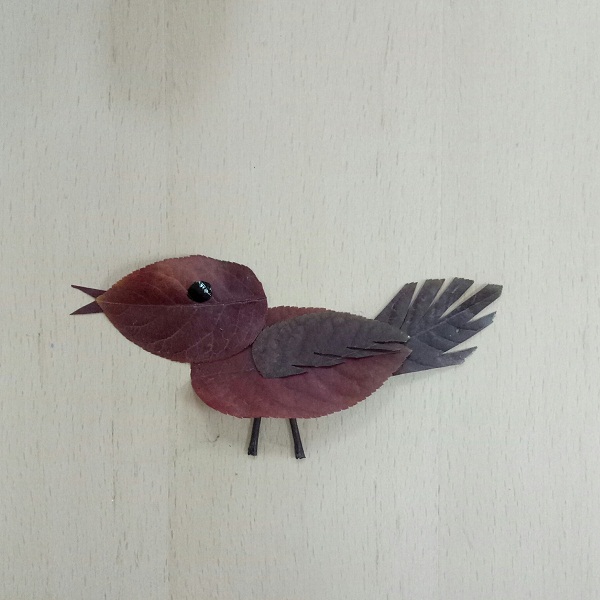 儿童叶子手工制作美丽的落叶拼贴画 教你用树叶创意制作红色的小鸟