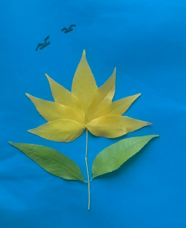 儿童叶子手工制作，唯美的创意手工DIY树叶贴画之一枝金色的菊花