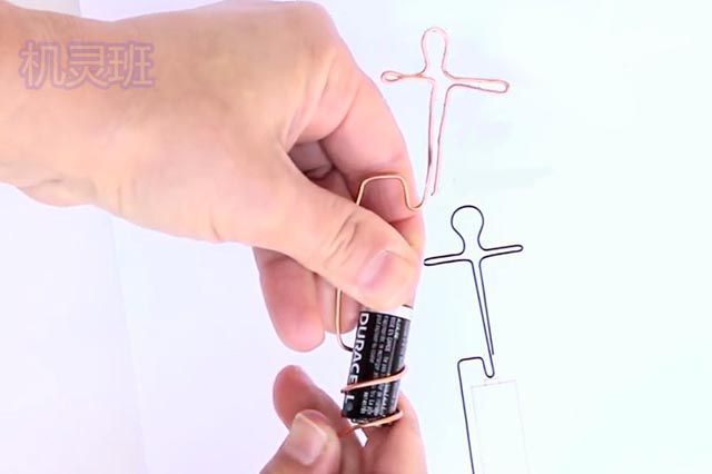 科学小制作：如何让铜丝在电池上自动旋转(步骤图解)4