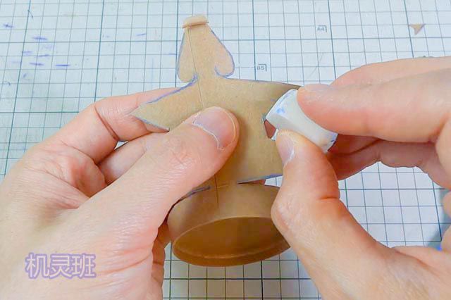 幼儿园手工纸杯小动物：制作一蹦一蹦觅食的松鼠(步骤图解)8