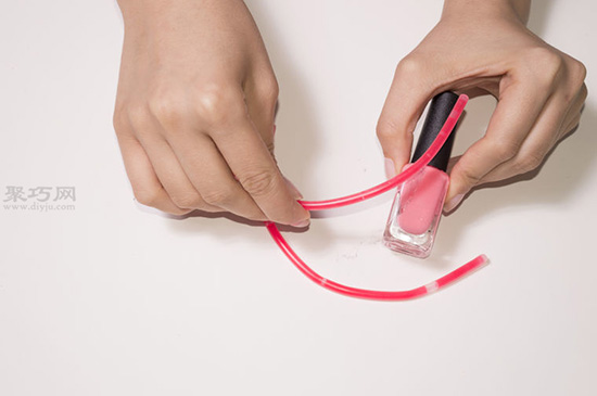 用唇彩液制作指甲油图片教程 教你如何DIY荧光指甲油