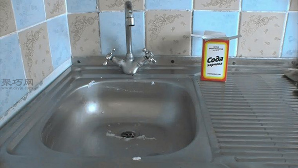 如何清洁不锈钢 用面粉擦亮不锈钢水槽的方法
