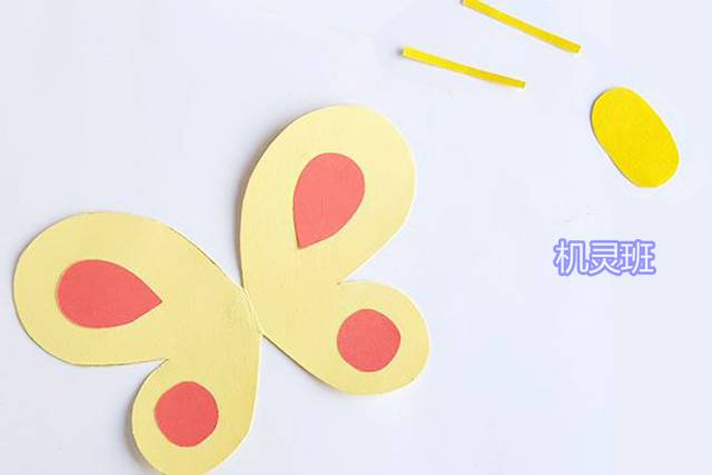 剪纸贴蝴蝶的方法和步骤3，在蝴蝶的翅膀上分别粘上泪滴形很圆形的斑纹。