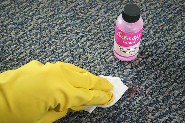 怎样清除地毯上的唇膏 来看清除地毯上的唇膏步骤