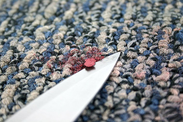 使用清洁用品去除地毯的唇膏 一起学清除地毯上唇膏的方法