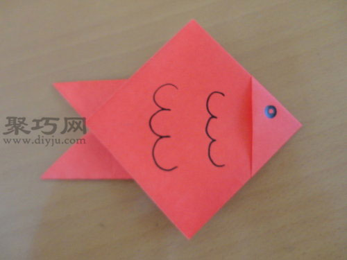 折纸鱼图解教程：教你最简单折金鱼方法